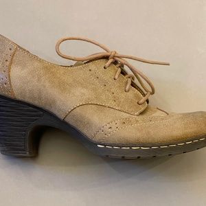 EüroSoft tan spectator wingtip oxford pump size 7.5